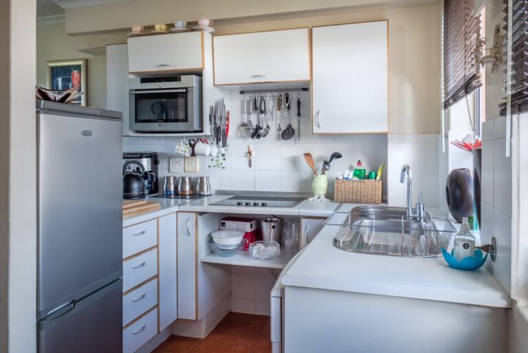 How to Organise Small Kitchen Utensils in a British Flat (Without Cluttering Your Worktop)